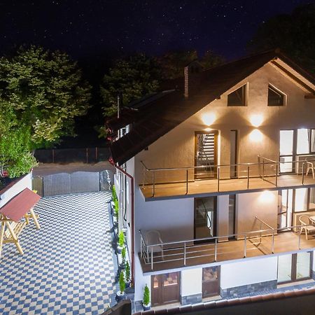 Pensiunea D & Ylan Otel Novaci-Străini Dış mekan fotoğraf