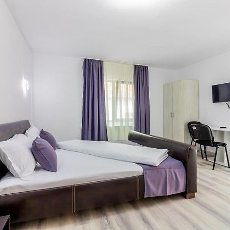 Pensiunea D & Ylan Otel Novaci-Străini Dış mekan fotoğraf
