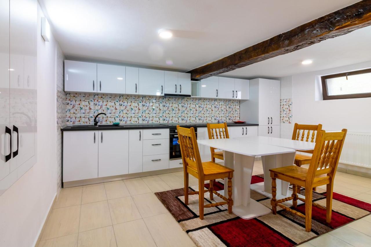 Pensiunea D & Ylan Otel Novaci-Străini Dış mekan fotoğraf