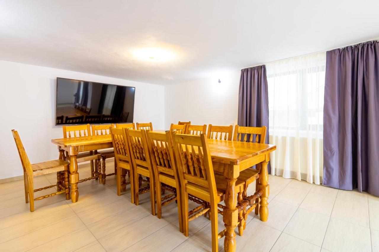 Pensiunea D & Ylan Otel Novaci-Străini Dış mekan fotoğraf