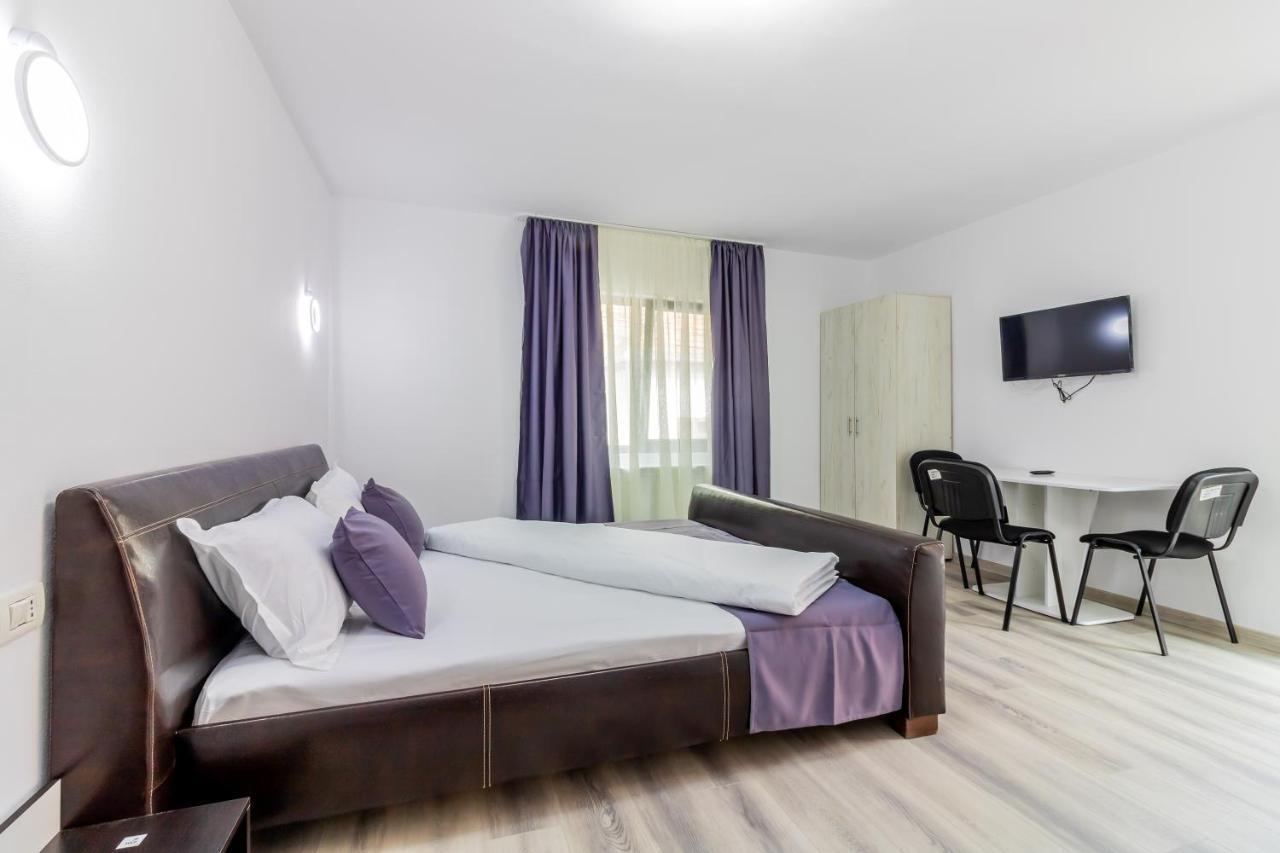Pensiunea D & Ylan Otel Novaci-Străini Dış mekan fotoğraf