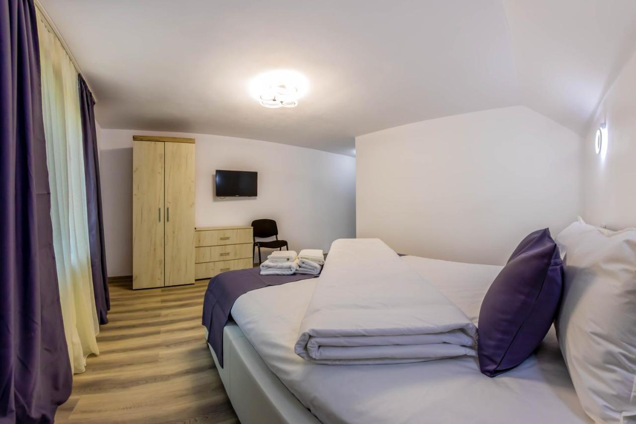 Pensiunea D & Ylan Otel Novaci-Străini Dış mekan fotoğraf
