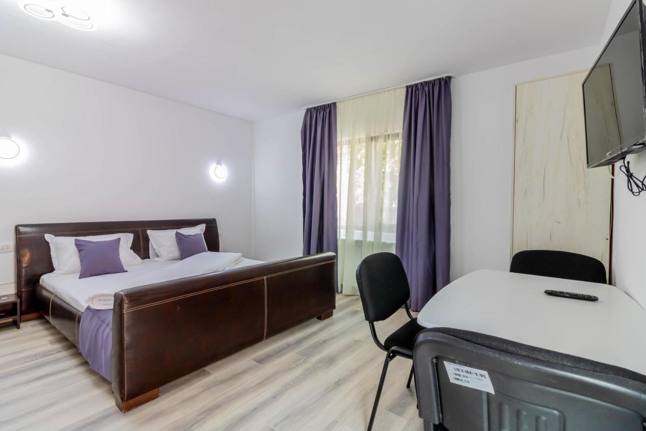 Pensiunea D & Ylan Otel Novaci-Străini Dış mekan fotoğraf