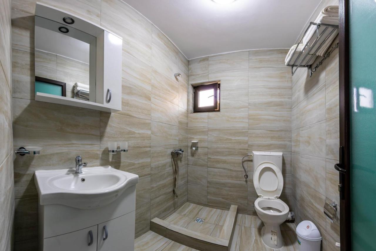 Pensiunea D & Ylan Otel Novaci-Străini Dış mekan fotoğraf
