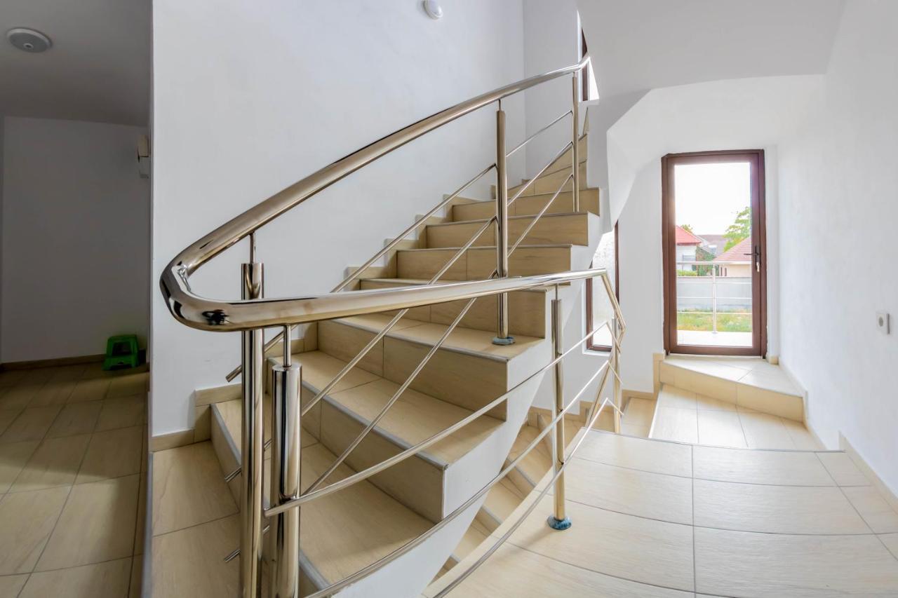 Pensiunea D & Ylan Otel Novaci-Străini Dış mekan fotoğraf