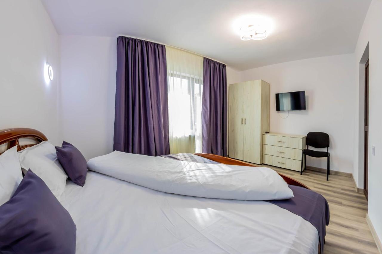 Pensiunea D & Ylan Otel Novaci-Străini Dış mekan fotoğraf