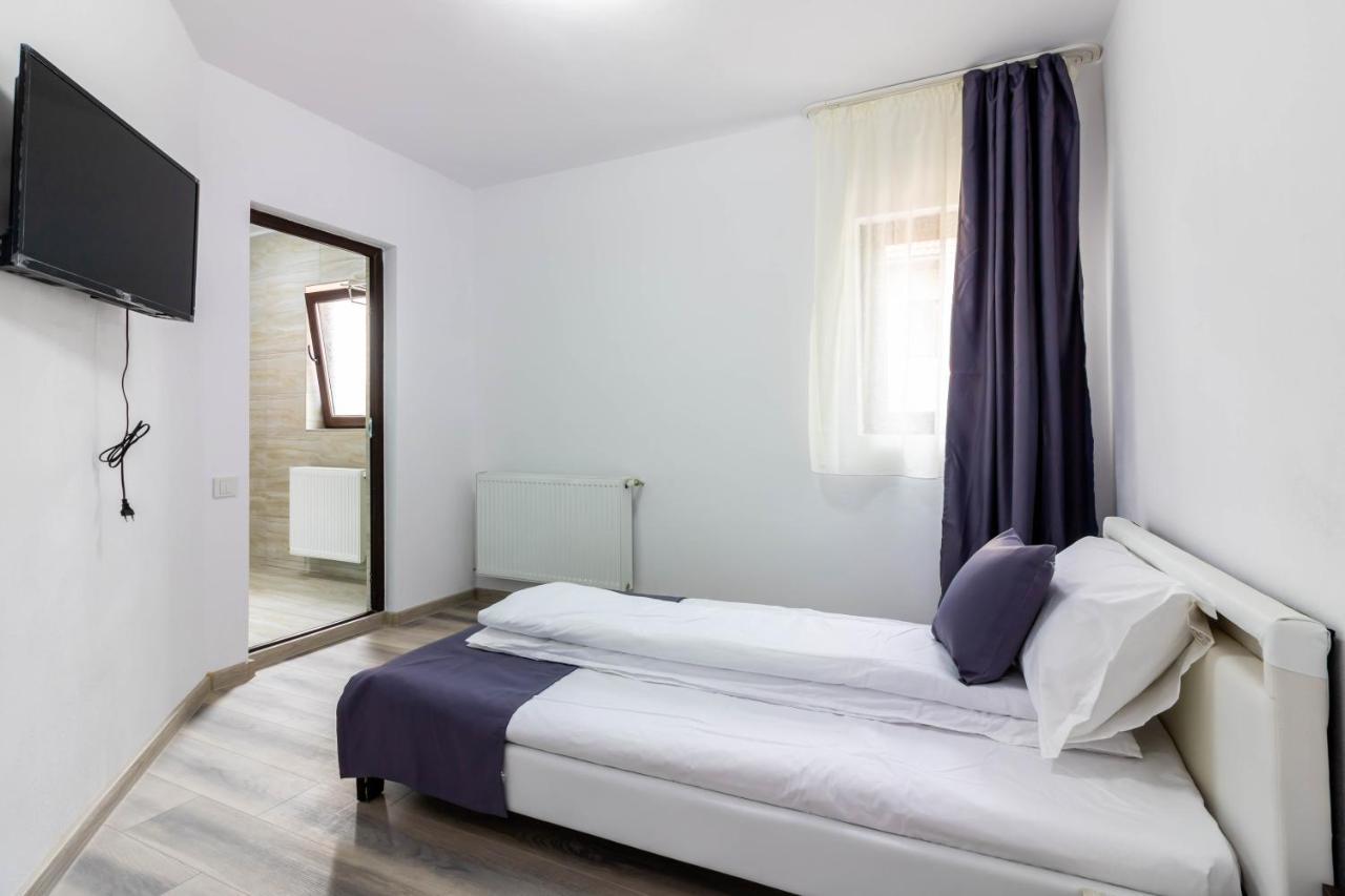 Pensiunea D & Ylan Otel Novaci-Străini Dış mekan fotoğraf