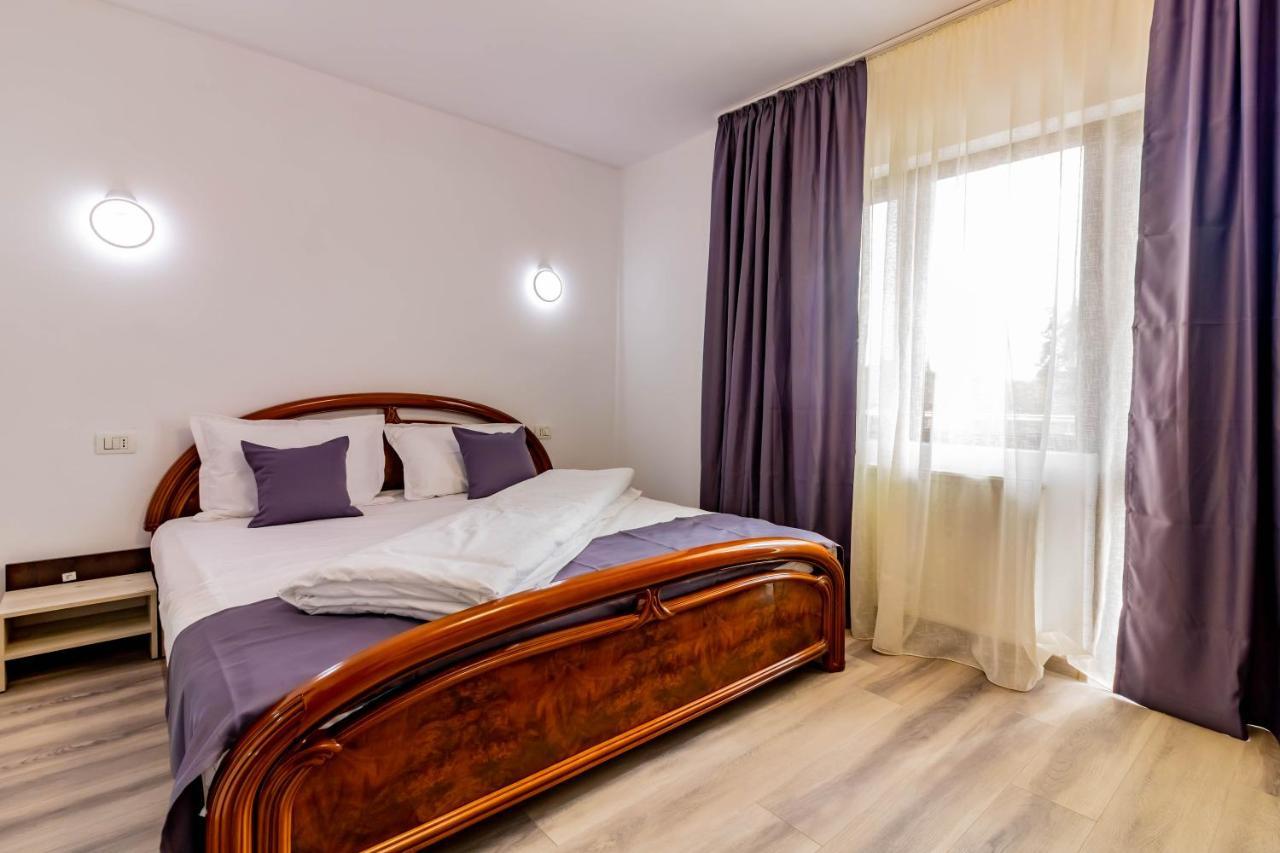 Pensiunea D & Ylan Otel Novaci-Străini Dış mekan fotoğraf