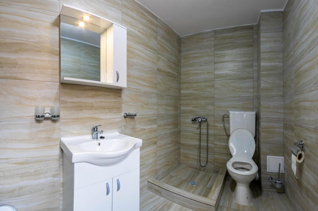 Pensiunea D & Ylan Otel Novaci-Străini Dış mekan fotoğraf
