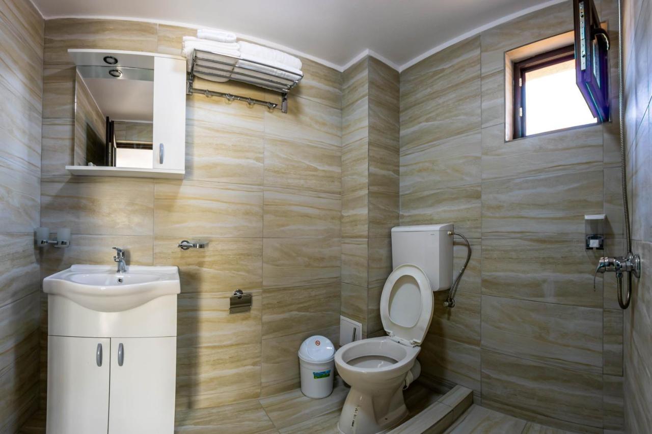 Pensiunea D & Ylan Otel Novaci-Străini Dış mekan fotoğraf