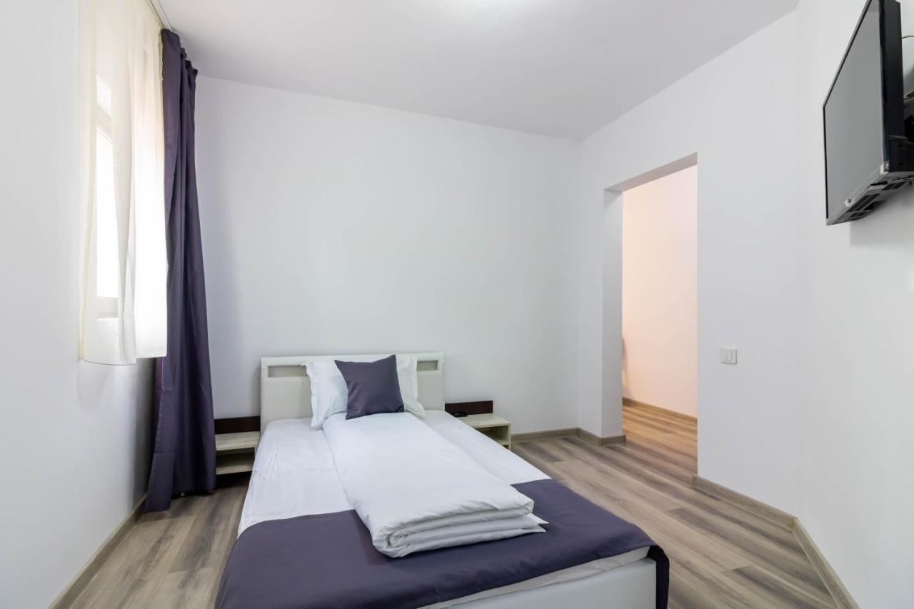 Pensiunea D & Ylan Otel Novaci-Străini Dış mekan fotoğraf