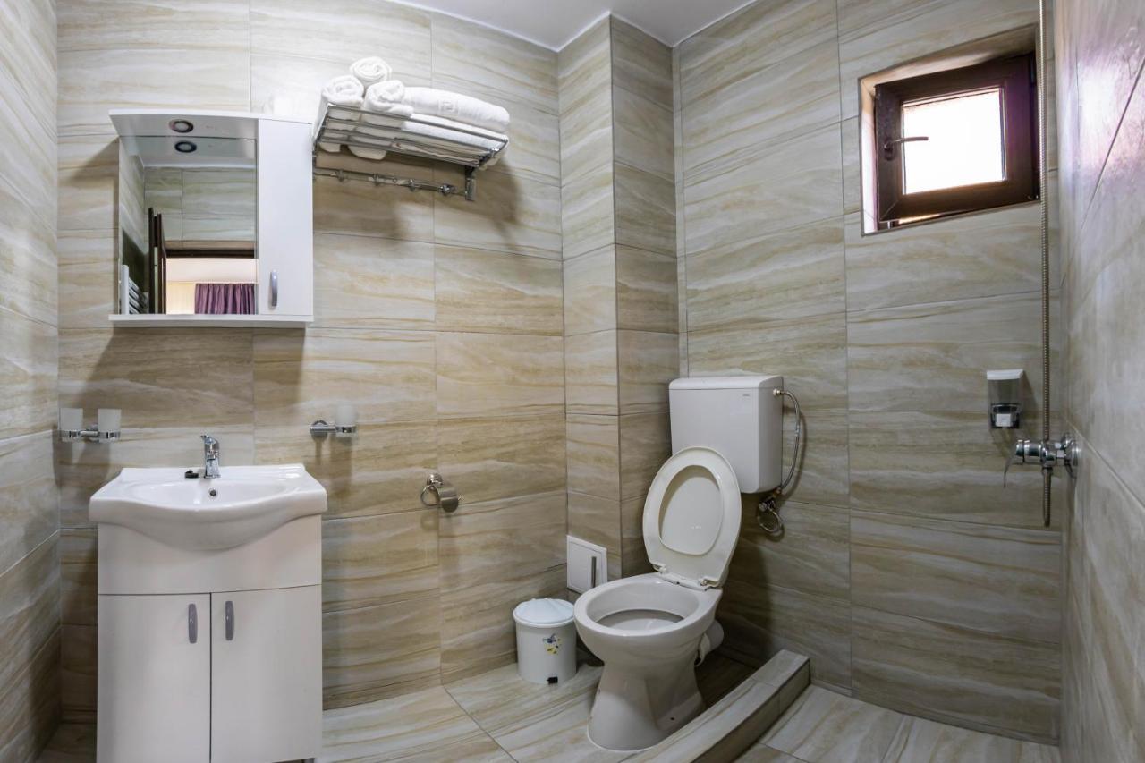 Pensiunea D & Ylan Otel Novaci-Străini Dış mekan fotoğraf