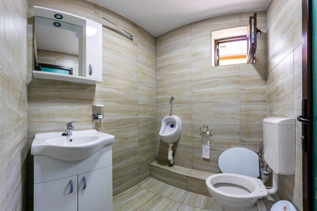 Pensiunea D & Ylan Otel Novaci-Străini Dış mekan fotoğraf