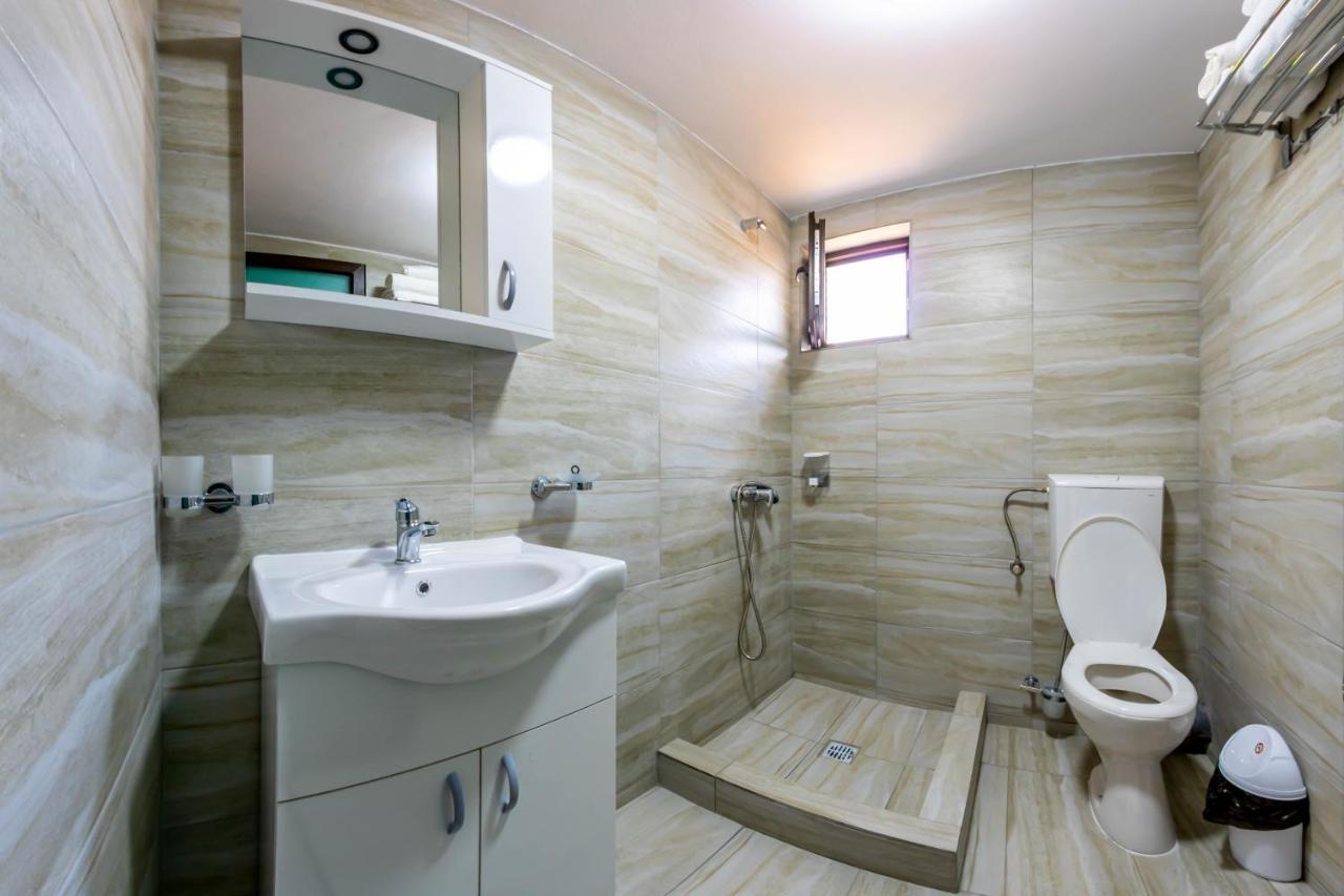 Pensiunea D & Ylan Otel Novaci-Străini Dış mekan fotoğraf