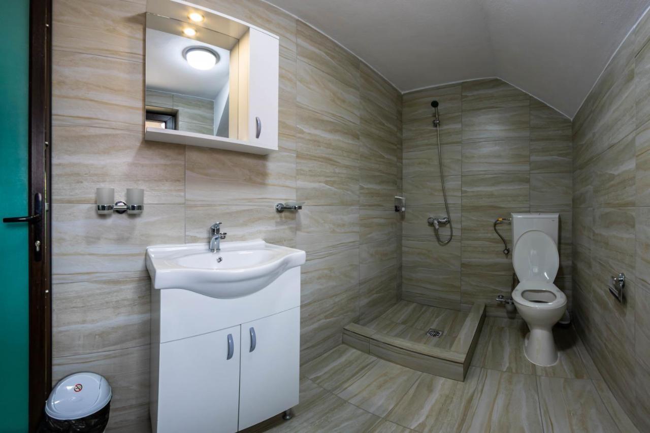Pensiunea D & Ylan Otel Novaci-Străini Dış mekan fotoğraf