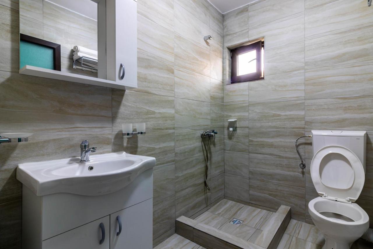 Pensiunea D & Ylan Otel Novaci-Străini Dış mekan fotoğraf